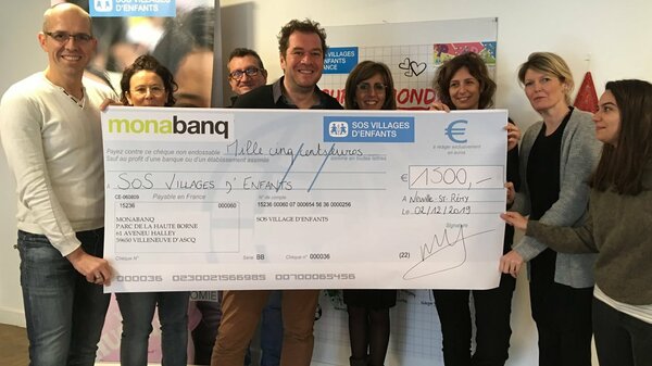 Monabanq remet un chèque à SOS Villages d’Enfants