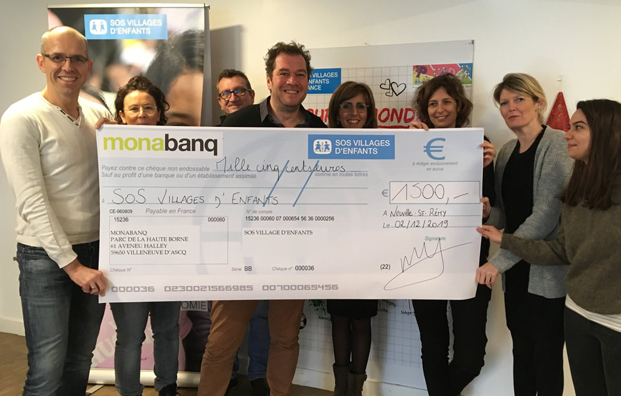 Monabanq remet un chèque à SOS Villages dâ€™Enfants